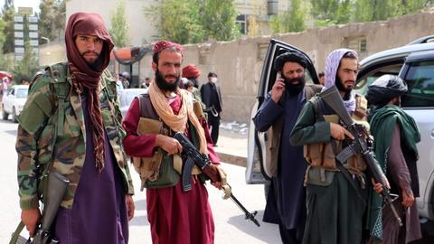 Taliban-Kämpfer patrouillieren in den Straßen eines Viertels in Kabul am 22. August 2021.