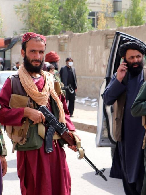 Taliban-Kämpfer patrouillieren in den Straßen eines Viertels in Kabul am 22. August 2021.