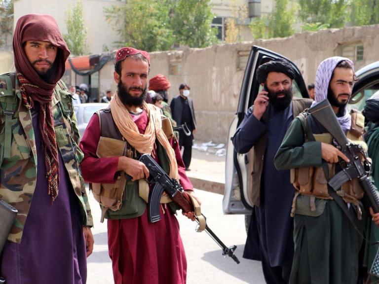 Taliban-Kämpfer patrouillieren in den Straßen eines Viertels in Kabul am 22. August 2021.