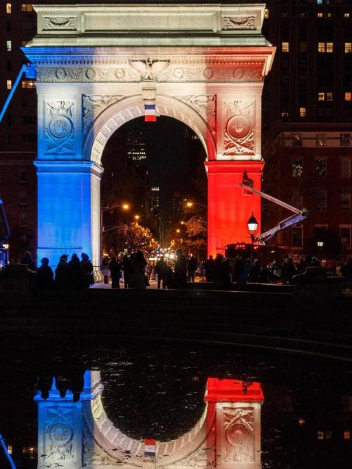 Der Triumphbogen am Washington Square in New York leuchtet in den Farben der Trikolore, um an die Opfer der Terroranschläge von Paris zu erinnern.
