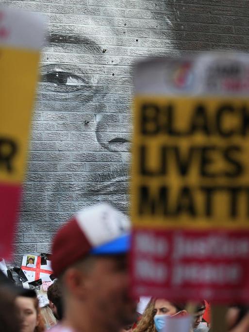 "Black-Lives-Matter"-Plakate werden vor dem Wandbild Marcus Rashfords in die Höhe gehalten.