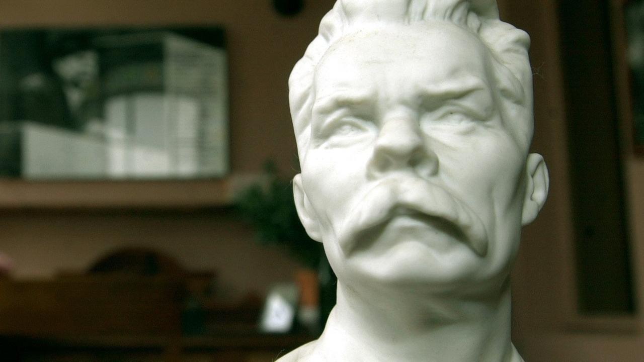 In der Maxim Gorki-Gedenkstätte in Heringsdorf steht eine Büste von Alexei Maximowitsch Peschkow - in der Literatur besser bekannt unter dem Pseudonym Maxim Gorki (der Bittere) - auf einem Tisch.