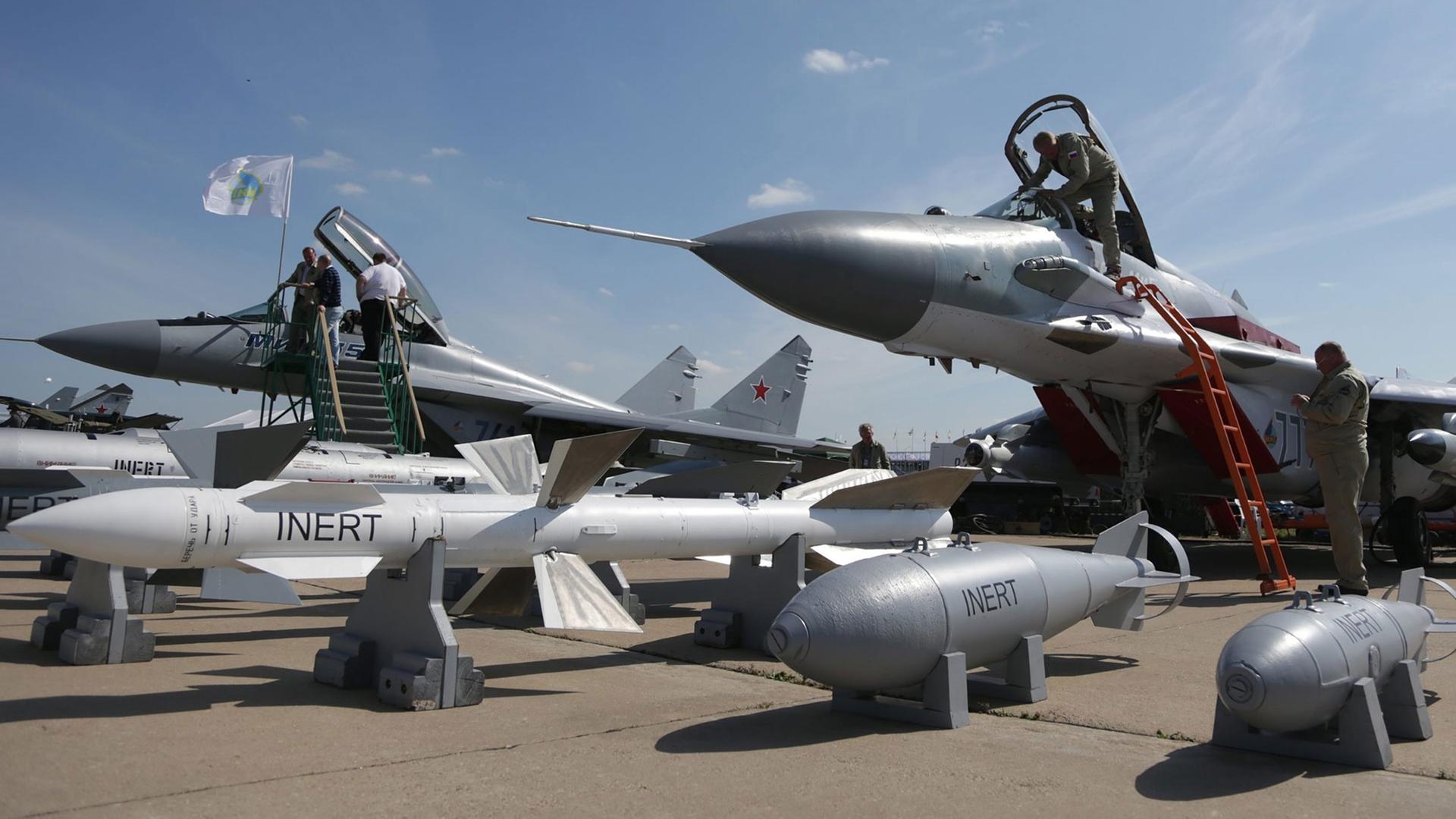 Mehrere russische Kampfflugzeuge glänzen in der Sonne