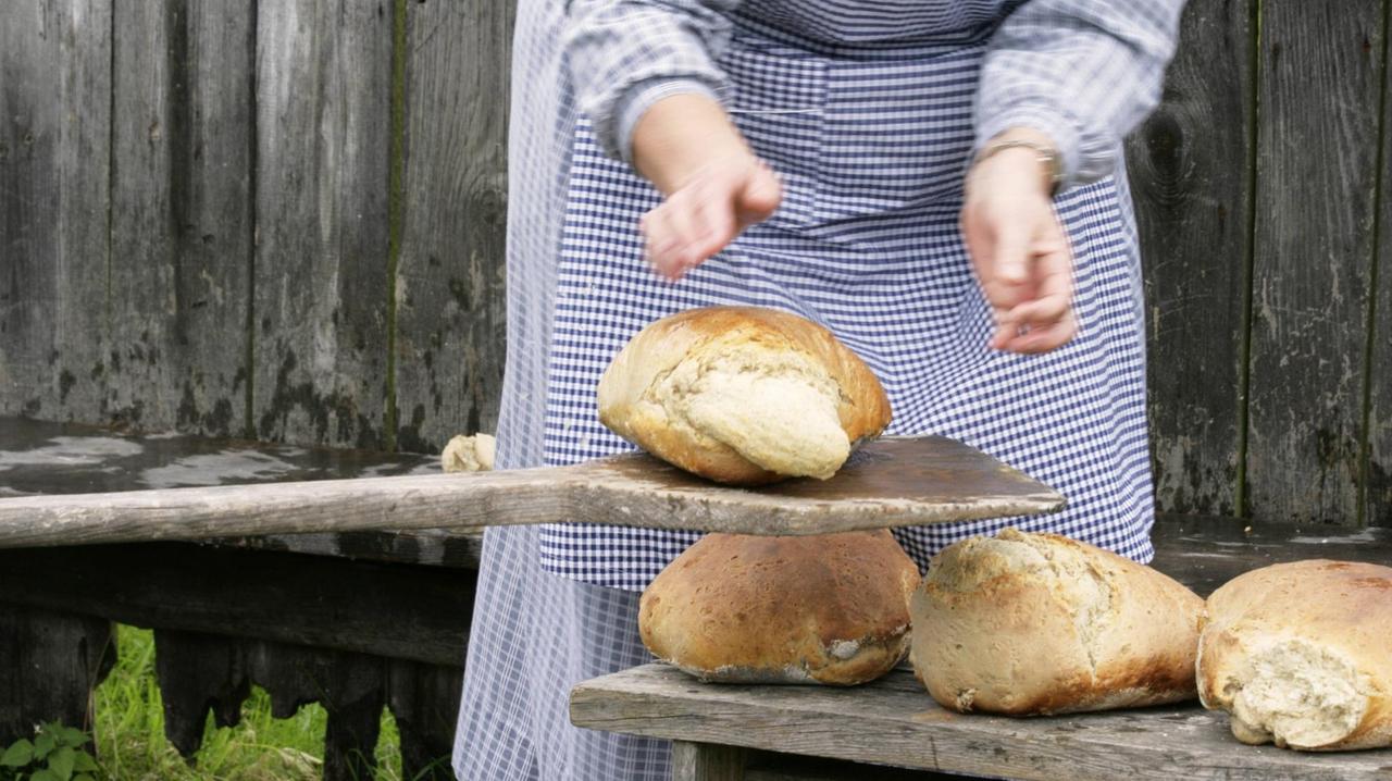 Bildnummer: 53461099 Frau backt Brot auf traditionelle Weise im Freilichtmuseum von Kluki, Polen, Pommern, Slowinzischer Nationalpark Bildnummer: 53461099 Frau backt Brot auf traditionelle Weise im Freilichtmuseum von Kluki, Polen, Pommern, Slowinzischer Nationalpark