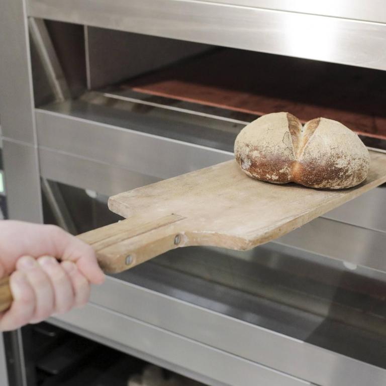 Ein Baecker holt ein frisch gebackenes Brot aus dem Ofen, Berlin, 24.01.2017. , available, , Berlin Berlin Deutschland PUBLICATIONxINxGERxSUIxAUTxONLY Copyright: xIngaxKjerx

a Baecker picks a Fresh Baked Bread out the Oven Berlin 24 01 2017 available Berlin Berlin Germany PUBLICATIONxINxGERxSUIxAUTxONLY Copyright xIngaxKjerx  