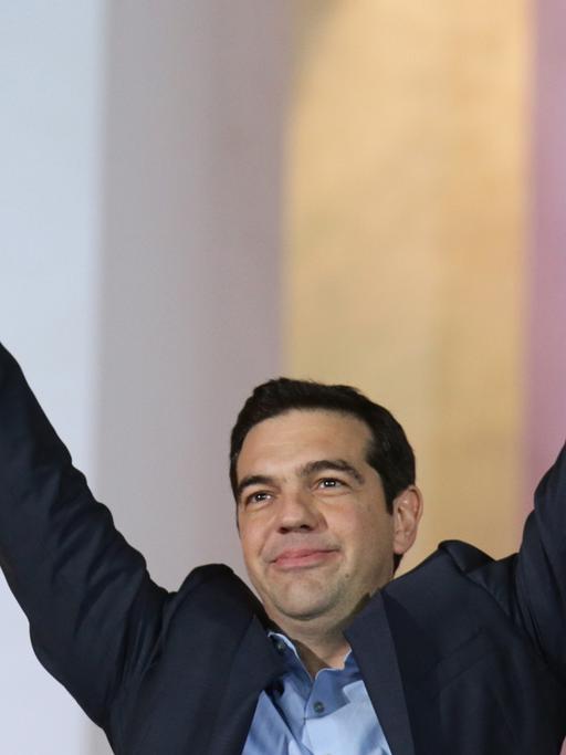 Alexis Tsipras winkt mit beiden Händen.