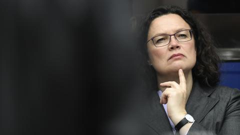 Nahles in nachdenklicher Pose