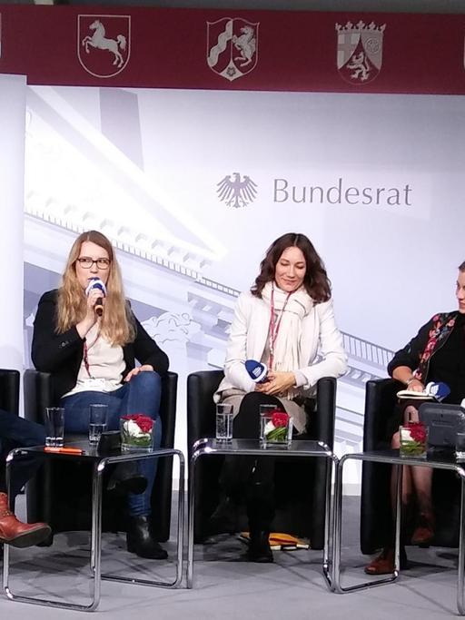 Anke Petermann, Urian Casabianca, Lydia Hannawald, Anne Spiegel, Maria Albers, Johanna Herzing (von links nach rechts) bei der DLF-Podiumsdiskussion anlässlich des Bürgerfests zum Tag der Deutschen Einheit in Mainz.