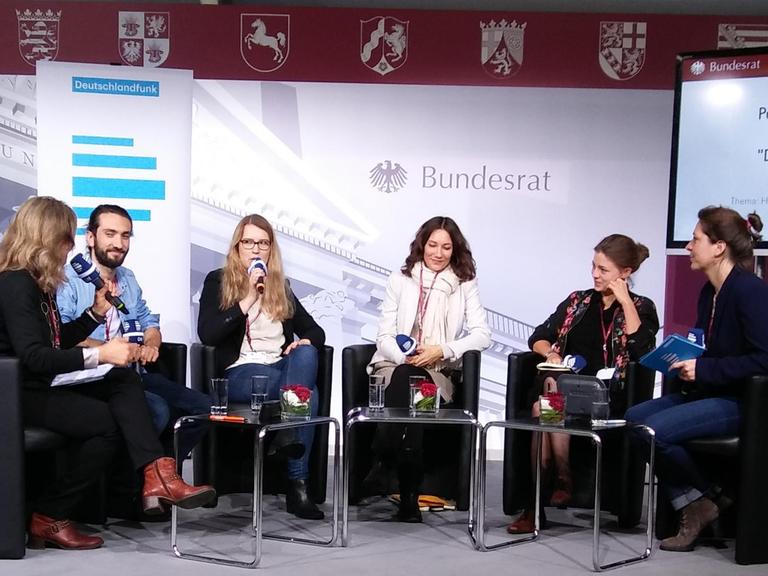 Anke Petermann, Urian Casabianca, Lydia Hannawald, Anne Spiegel, Maria Albers, Johanna Herzing (von links nach rechts) bei der DLF-Podiumsdiskussion anlässlich des Bürgerfests zum Tag der Deutschen Einheit in Mainz.