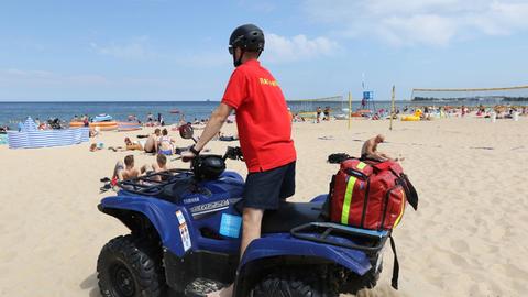 July 6, 2018 Polnischer Bademeister Adam Szawlinski an der Ostsee im Juli 2018