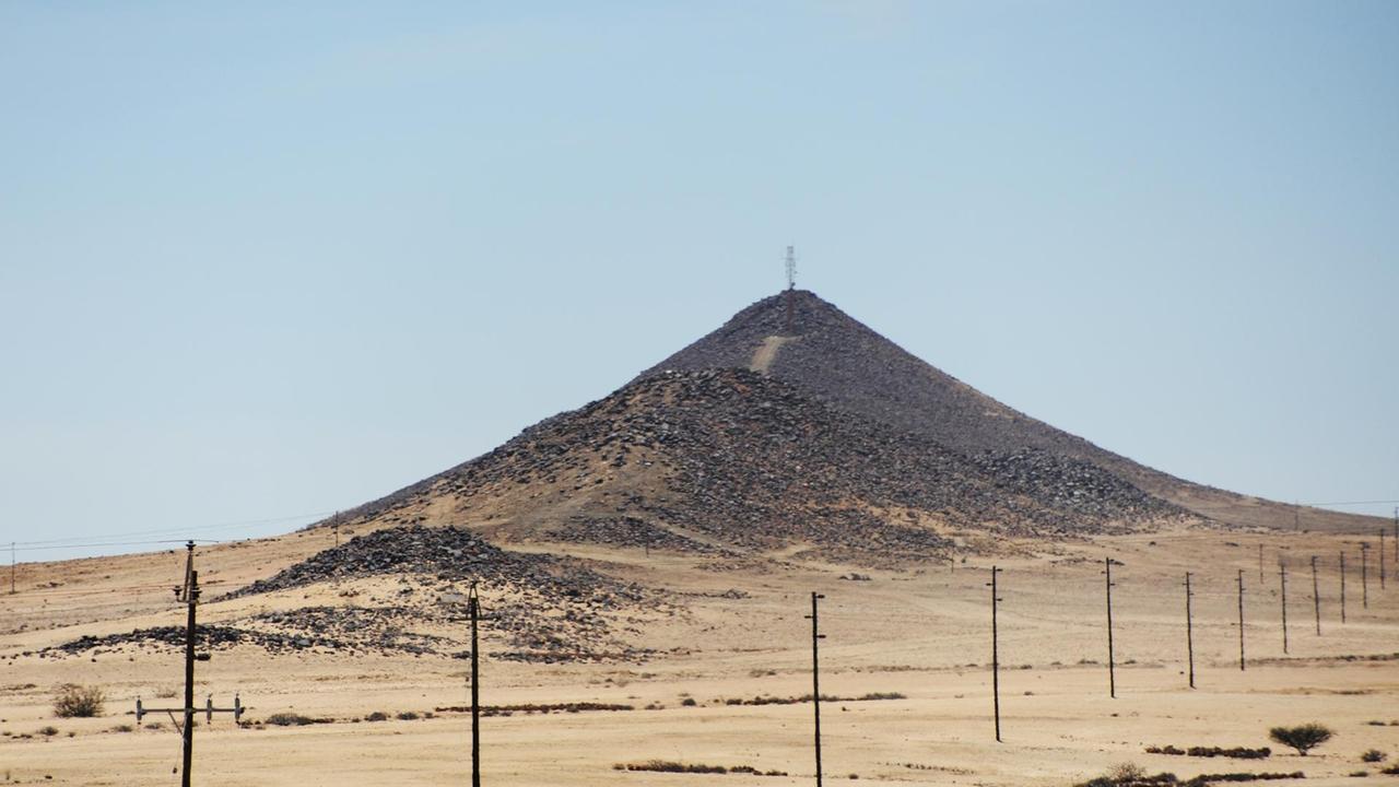 Diese Halden im Westen Namibias weisen auf vorhandene Uranminen hin.