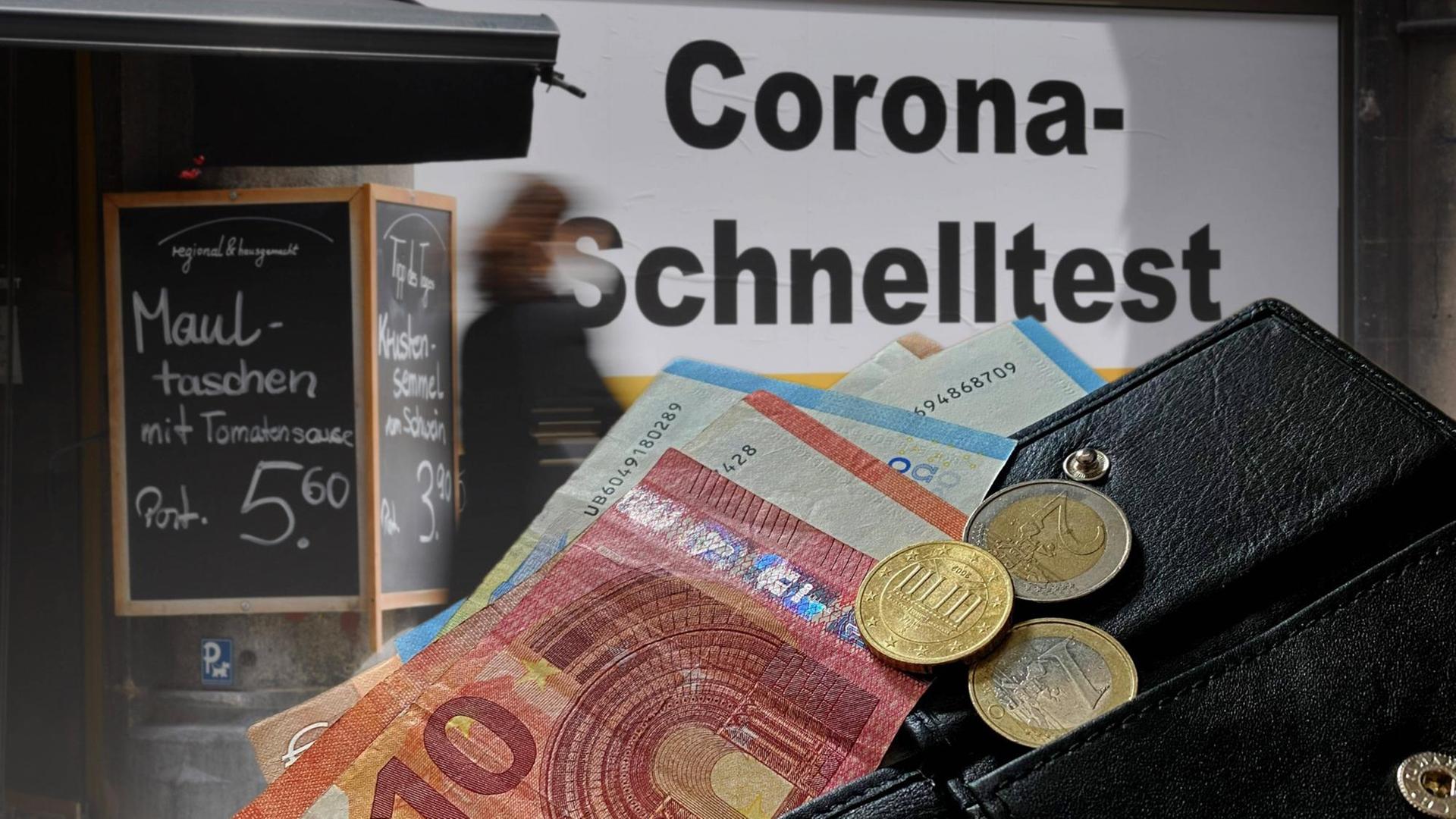 Eine Geldbörse voller Scheine vor einem Corona-Schnelltest-Schild
