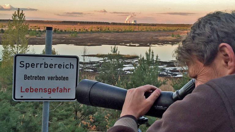 Der Naturführer Stephan Kaasche hält Ausschau nach einem Wolf.