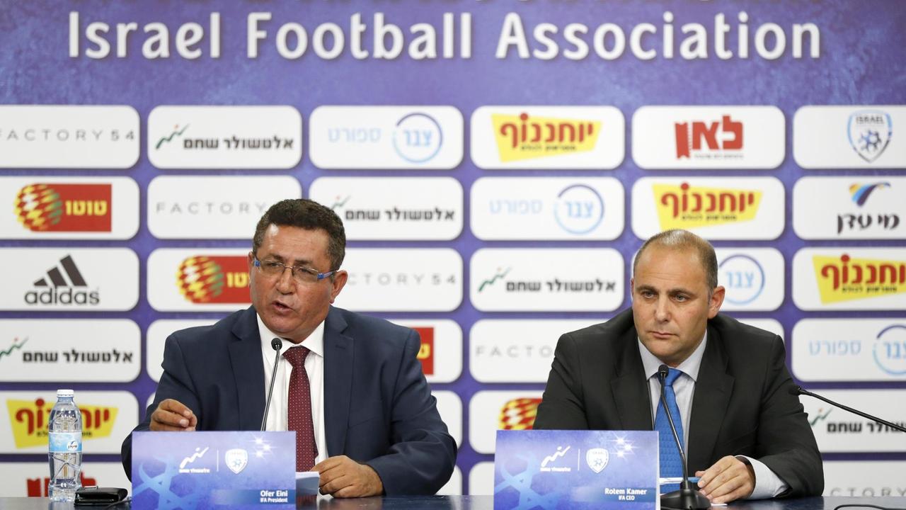 Ofer Eini, Präsident des Israelischen Fußball-Verbands, und Rotem Kamer, der Vorstandsvorsitzende, bei einer Pressekonferenz nach der Absage des Testspiels durch Argentinien.