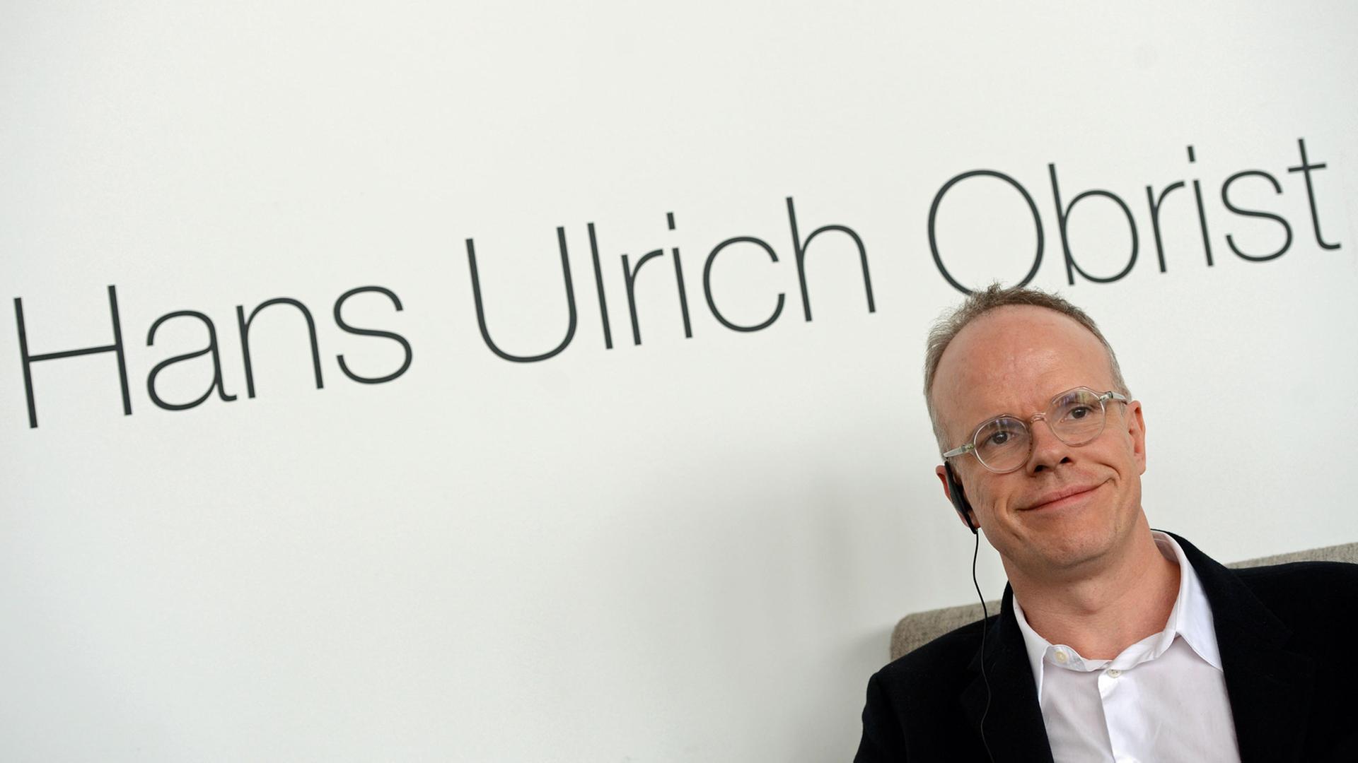 Der Schweizer Kurator für zeitgenössische Kunst, Hans Ulrich Obrist, bei einer Pressekonferenz am 1.3.2013 in Moskau
