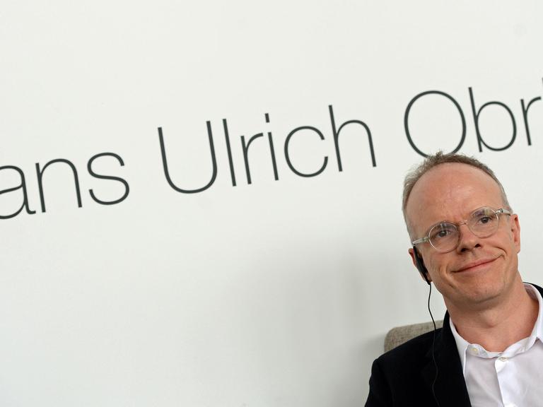 Der Schweizer Kurator für zeitgenössische Kunst, Hans Ulrich Obrist, bei einer Pressekonferenz am 1.3.2013 in Moskau