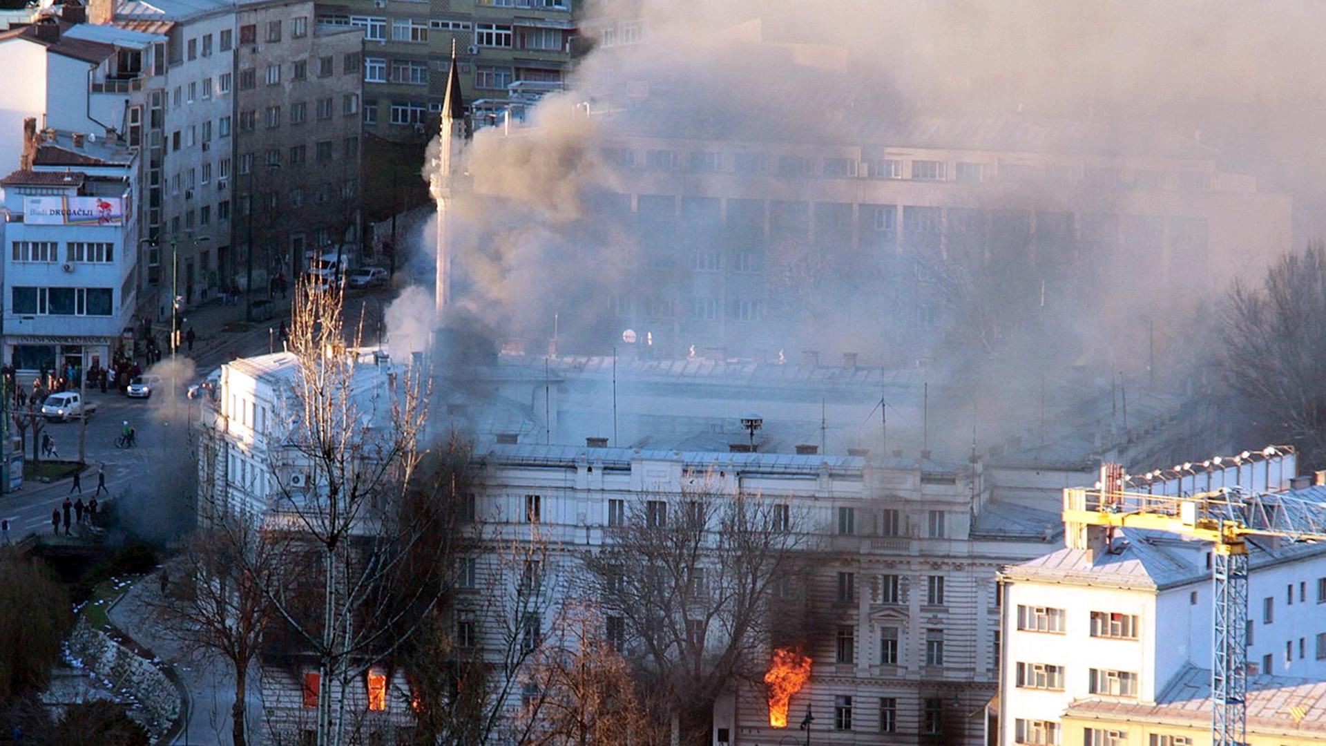 Das brennende Verwaltungsgebäude der Regionalregierung in Sarajevo am 07.02.2014