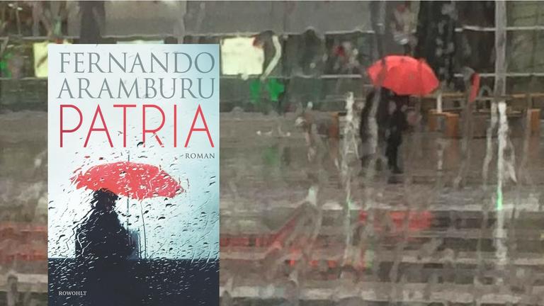Buchcover Fernando Aramburu: Patria und Regenszene mit rotem Regenschirm