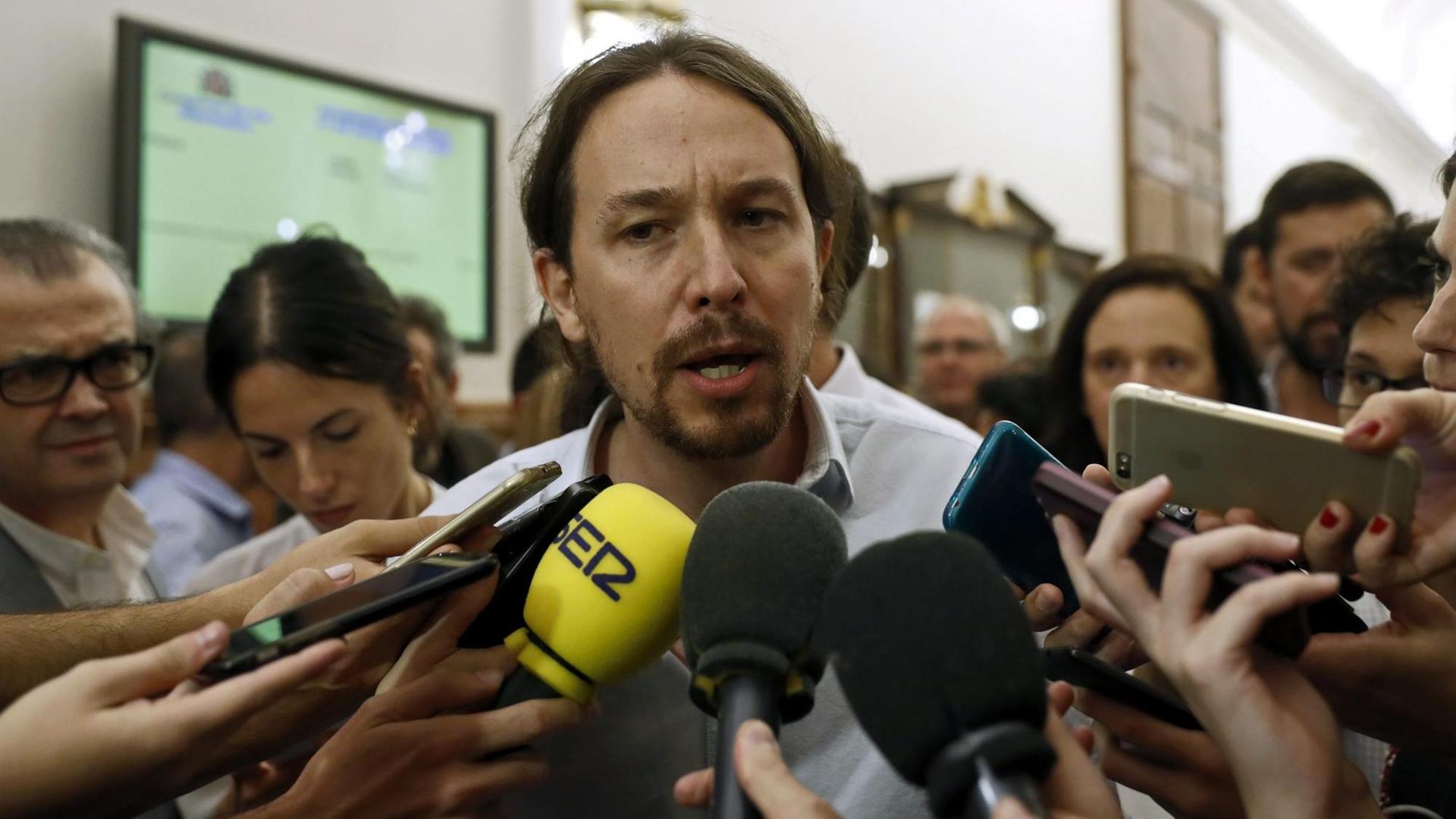Pablo Iglesias, Chef der spanischen Partei Podemos, spricht mit der Presse, nachdem er sich 2016 im Parlament in Madrid gegen Vorwürfe der illegalen Parteienfinanzierung aus Venezuela verteidigt hat.