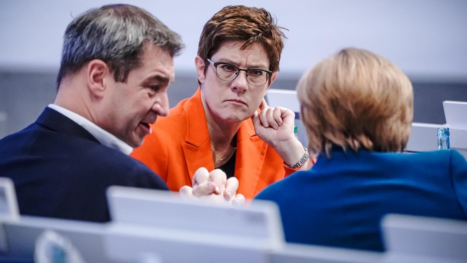 Markus Söder spricht mit Angela Merkel und Annegret Kramp-Karrenbauer