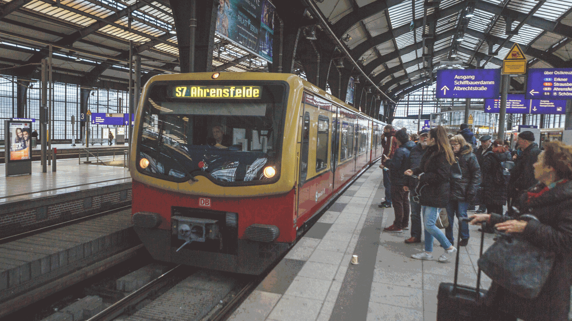 Von der Station Friedrichstraße in Berlin-Mitte fährt eine S-Bahn nach Ahrensfelde.