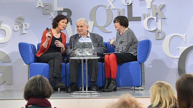Der litauische Dichter, Schriftsteller und Übersetzer Tomas Venclova (M) zu Gast bei Barbara Wahlster (r.) auf dem blauen Sofa der Leipziger Buchmesse 2017
