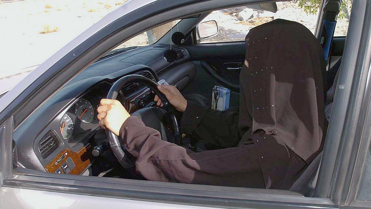 Eine saudische Frau sitzt in Riad am Steuer des Familien-Autos.