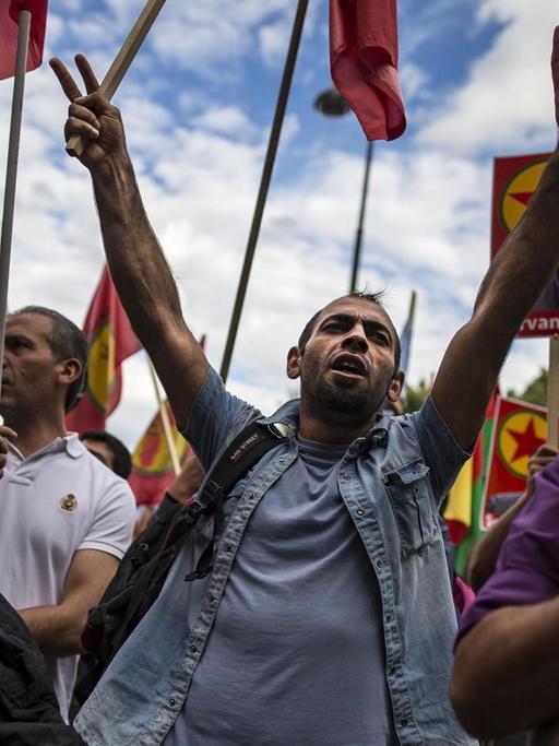Kurden protestieren am 27.07.2015 in Paris gegen die Luftangriffe der türkischen Regierung auf Stellungen der verbotenen kurdischen Arbeiterpartei PKK