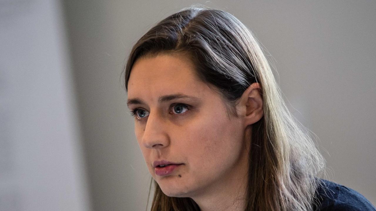 Portrait der Netzaktivistin und Datenschutzexpertin Katharina Nocun.