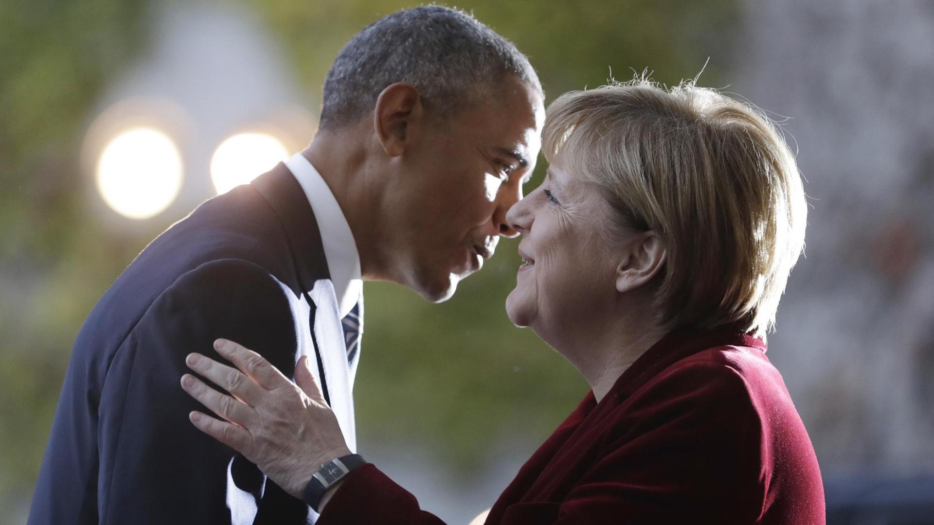 Barack Obama und Angela Merkel begrüßen sich mit Wangenküsschen. Barack Obama und Angela Merkel begrüßen sich mit Wangenküsschen.