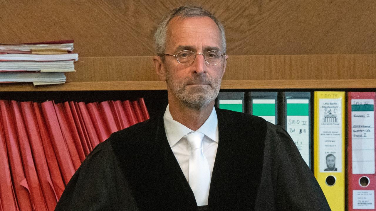 Der Vorsitzende Richter Peter Schuster steht in Berlin zu Beginn der Neuauflage des Prozesses gegen die Kudamm-Raser hinter seinem Stuhl.