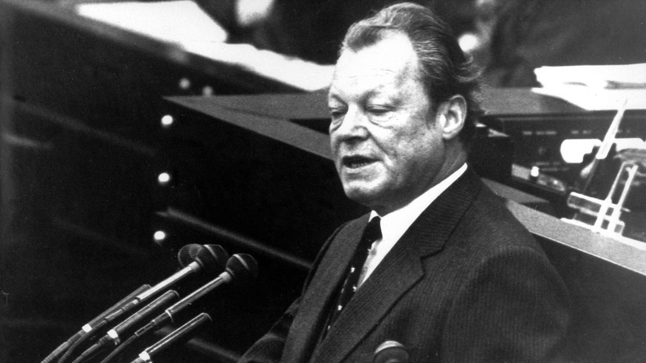 Bundeskanzler Willy Brandt stellt am 20.09.1972 vor dem Bonner Bundestag die Vertrauensfrage. Nachdem die Abgeordneten wie erwartet Bundeskanzler Willy Brandt (SPD) das Vertrauen entzogen hatten, endete erstmalig eine Legislaturperiode des Deutschen Bunde