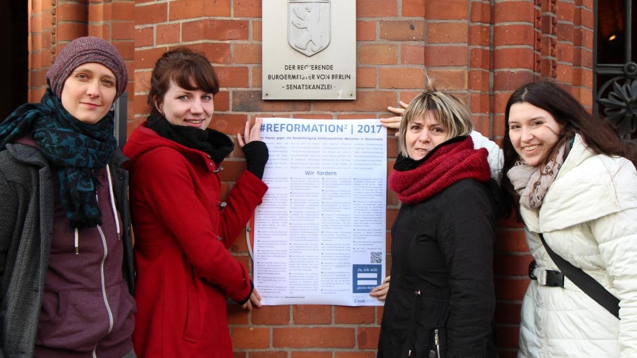 Eine Gruppe Frauen macht vor der Berliner Senatskanzlei auf die Aktion "Gläserne Wände" aufmerksam. 