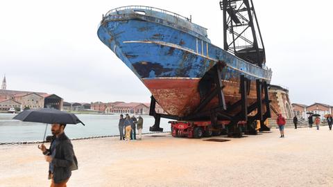 Das Wrack der Barca Nostra, ein im Jahr 2015 versunkenes Schiff, das 700 Migranten an Bord hatte, steht im Arsenale auf der Art Biennale Venedig 2019.