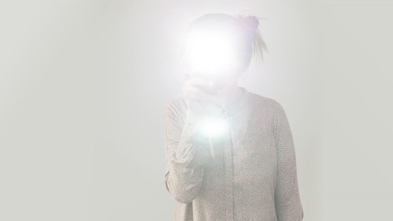 Das Gesicht einer Frau wird von einem hellen Lichtschein verdeckt.