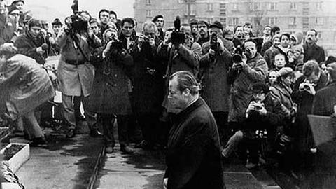 Geste der Demut und Entschuldigung: Willy Brandts berühmter Kniefall vor dem Denkmal für die ermordeten Juden in Warschau, 6.12.1970