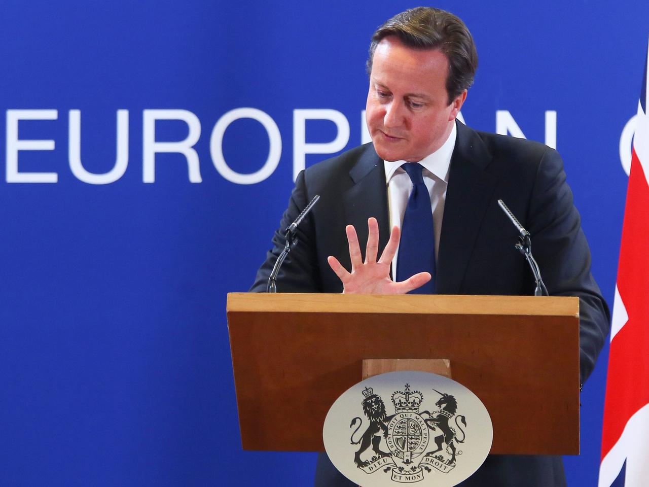 David Cameron gestikuliert am Rednerpult bei einem Auftritt in Brüssel