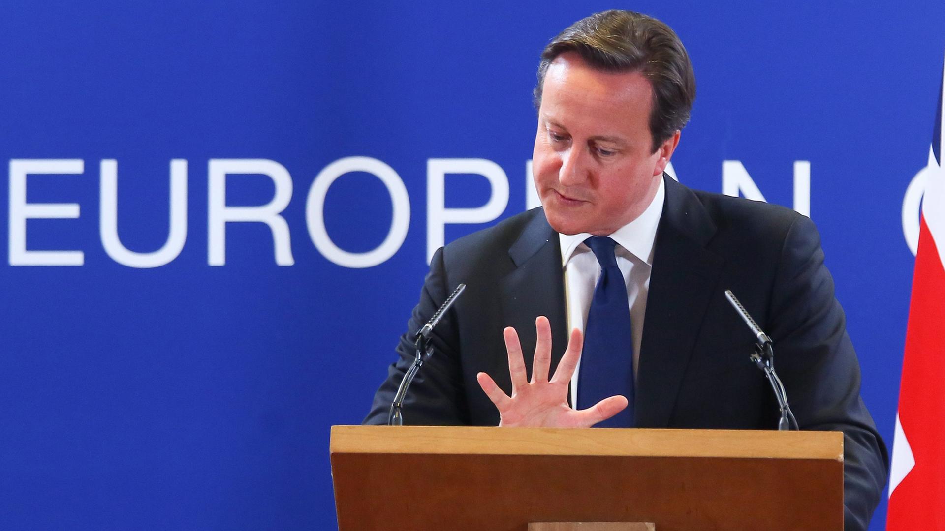 David Cameron gestikuliert am Rednerpult bei einem Auftritt in Brüssel