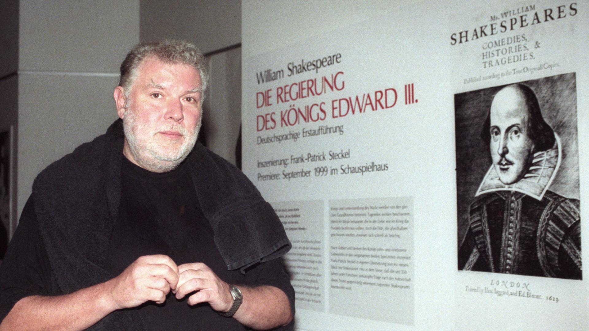 Regisseur Frank-Patrick Steckel steht am 10.9.1999 neben einem Bild von William Shakespeare im Schauspielhaus Köln