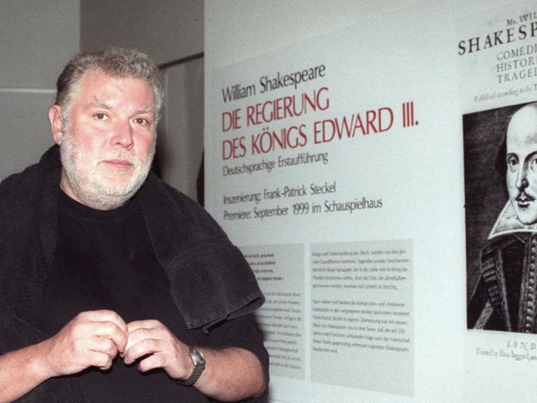 Regisseur Frank-Patrick Steckel steht am 10.9.1999 neben einem Bild von William Shakespeare im Schauspielhaus Köln