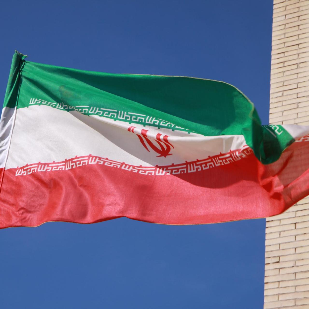 Die iranische Flagge weht auf der Insel Hormus vor Bandar Abbas.