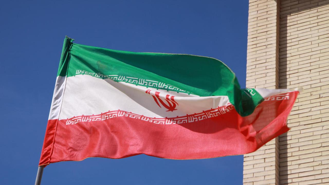 Die iranische Flagge weht auf der Insel Hormus vor Bandar Abbas.
