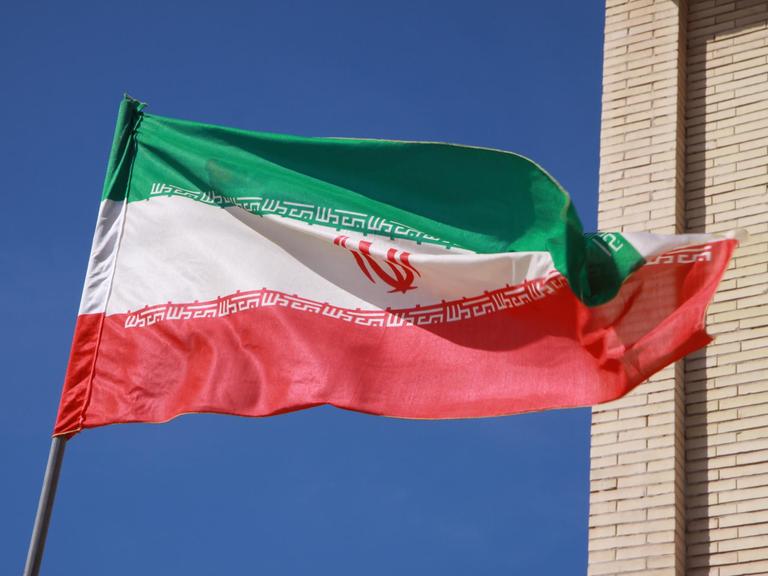 Die iranische Flagge weht auf der Insel Hormus vor Bandar Abbas.