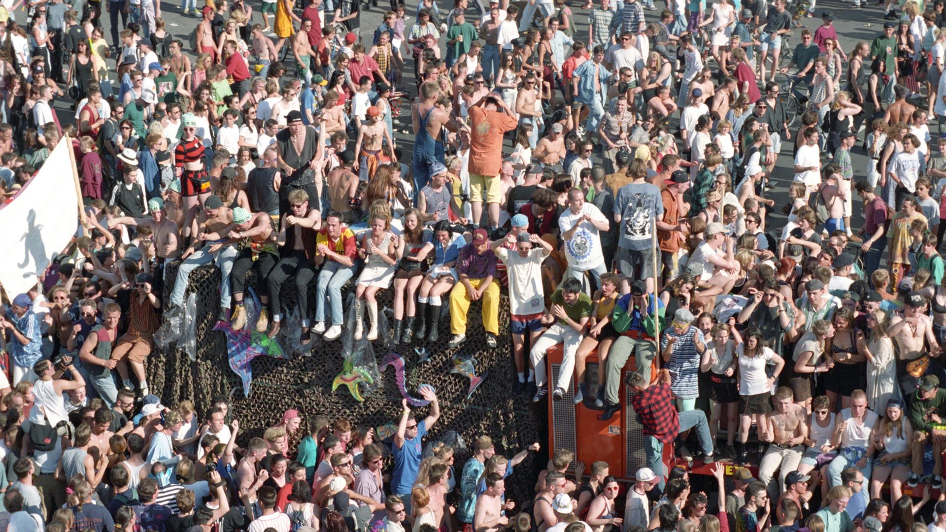 Rückblick: Der Berliner Kurfürstendamm verwandelte sich am 2. Juli 1994 in die längste Disco der Welt. "Friede, Freude, Eierkuchen" lautete das Motto der Love Parade '94.