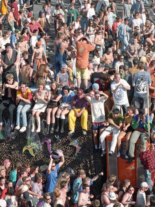 Rückblick: Der Berliner Kurfürstendamm verwandelte sich am 2. Juli 1994 in die längste Disco der Welt. "Friede, Freude, Eierkuchen" lautete das Motto der Love Parade '94.