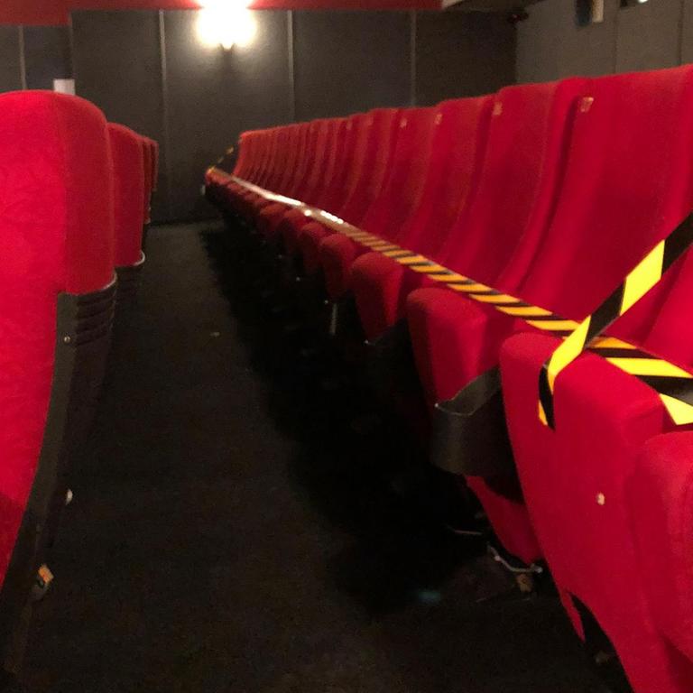 Hamburg: Abgesperrte Stuhlreihen in einem Kinosaal des Programmkinos Abaton.