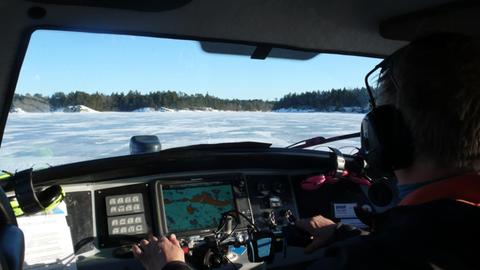 Sicht aus dem vorderen Teil des Luftkissenbootes nach draußen auf dei Eisfläche