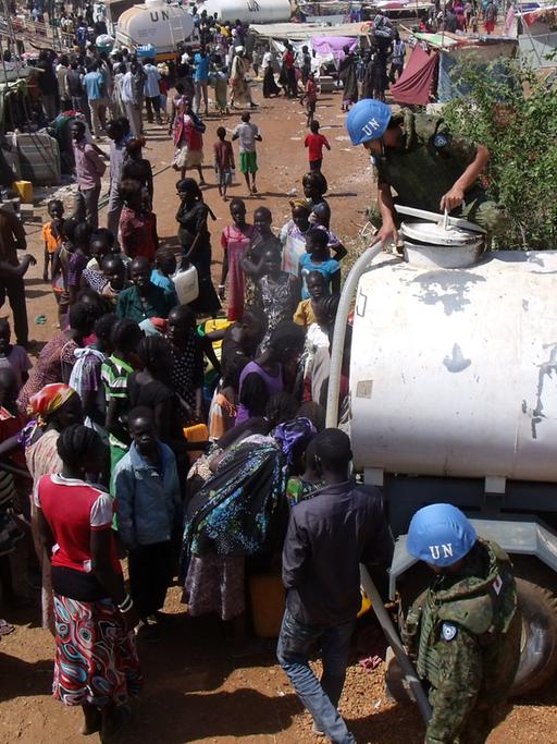 UNO-Blauhelmsoldaten verteilen Wasser an die Bevölkerung im Südsudan.