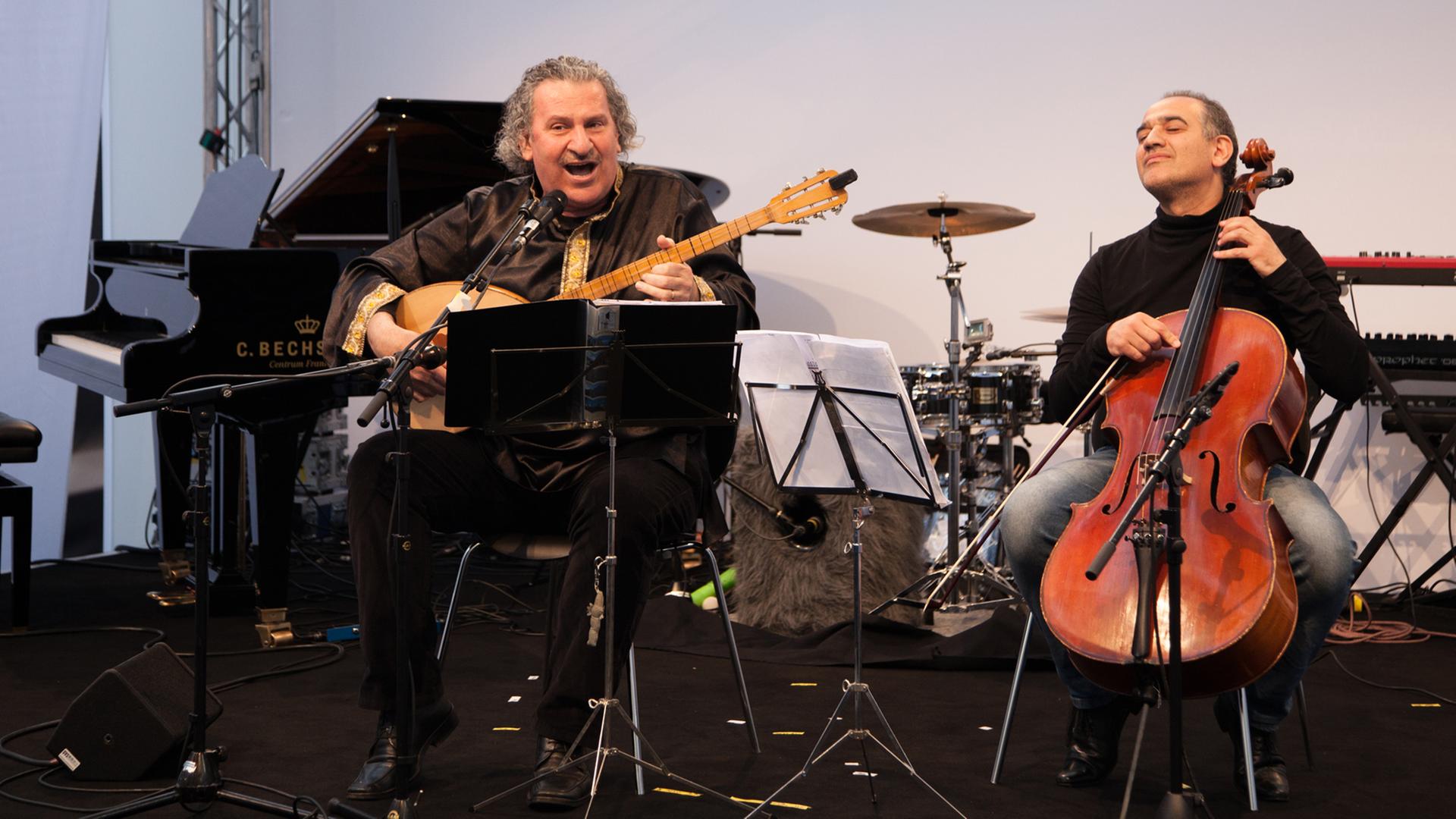 Die syrischen Musiker Ibrahim Keivo (Baglama, Bouzuk) und Athil Hamdan (Violoncello) auf der Deutschlandradio-Bühne der Frankfurter Musikmesse 2016.