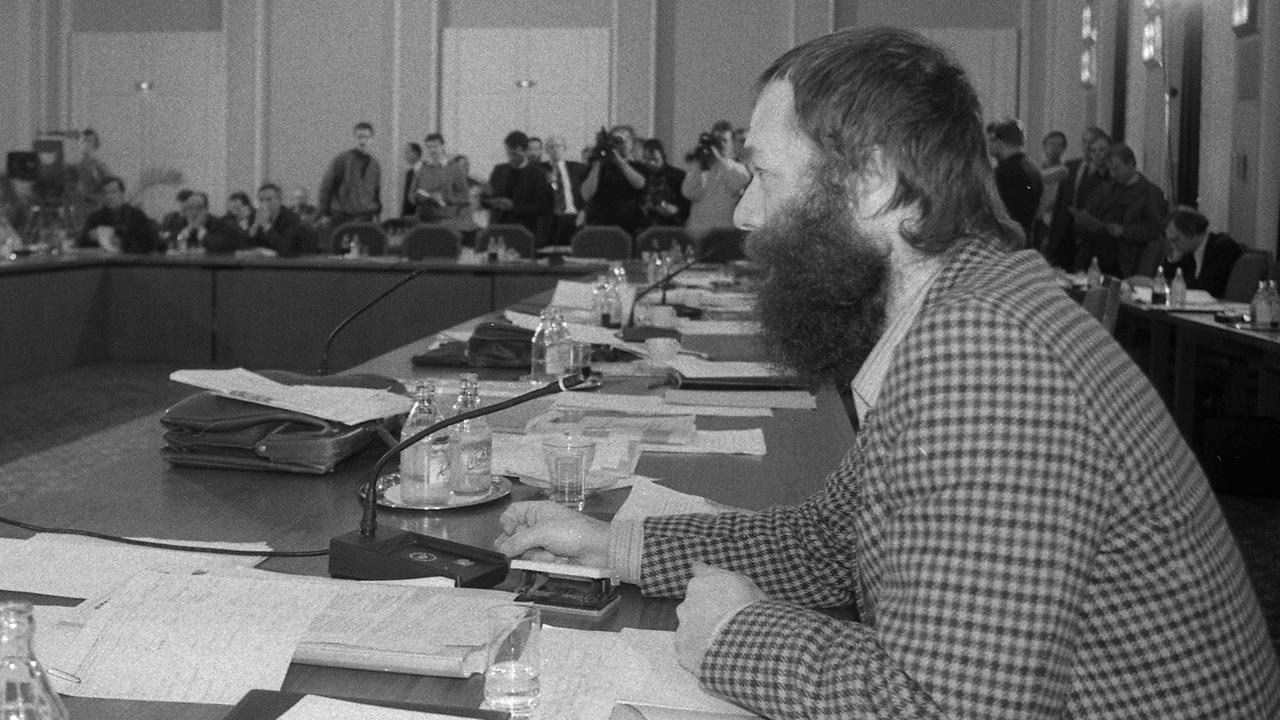 Der Mitbegründer der Sozialdemokratischen Partei SDP (seit 13.1.1990 SPD) Markus Meckel nimmt im Januar 1990 am Zentralen Runden Tisch im Konferenzgebäude des Ministerrates der DDR am Schloss Niederschönhausen (heute Schönhausen) in Berlin-Pankow teil.